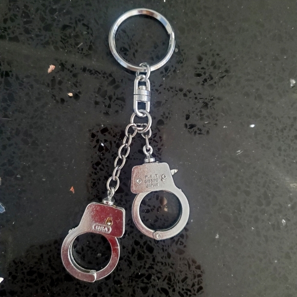 💚5/$25 Hand Cuff Silver Toned Keychain - Picture 1 of 1